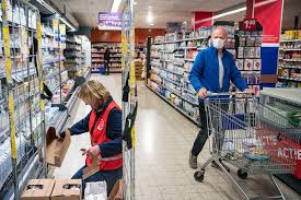 Ik ben voor het invoeren van mondkapjes in gesloten openbare ruimtes. Supermarkten Worstelen Met Mondkapjesplicht De Volkskrant