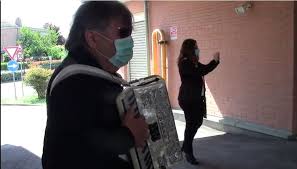 Dal 2011 avevamo scelto di proseguire il nostro percorso da indipendenti, poi sulla strada dei #nomadi è apparsa la bmg e già dal primo incontro ci siamo piaciuti. L Altro 25 Aprile Casa Cervi Va On Line Carletti Suona Alla Rsa Di Novellara Video Reggionline Telereggio Ultime Notizie Reggio Emilia