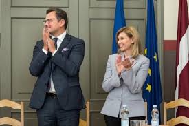 Олена зеленська вважає, що через нападки на неї намагаються розхитати нервову систему при цьому олена зеленська зізналася, що після прочитаного її іноді емоційно розхитує. Olena Zelenska Vidvidala Ukrayinsku Shkolu V Rizi I Zustrilasya Z Predstavnikami Ukrayinskoyi Gromadi Portal Novin Lb Ua