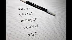 Id.pinterest.com dalam hal ini sediakan huruf tegak bersambung secara lepas baik untuk huruf besar maupun kecil yang sudah tertulis pada kertas. Belajar Menulis Huruf Kecil Alfabet Latin A Z Youtube