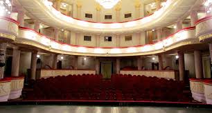 Cele 1418 lampi electrice si candelabrul cu 109 becuri din cristal de venetia lumineaza un. Spectacole Demult IndrÄgite Èi NoutÄÈi De La Teatrul NaÈional Vasile Alecsandri Din IaÈi Ea Md