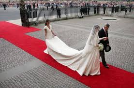 Jetzt wird der designer jedoch von einer anderen designerin verklagt. Die Neue Herzogin Catherine Hatte Sich Als Designerin Fur Ihr Hochzeitskleid Die Britin Sarah Burton Ausgesucht Vom Modelabel Alexander Mcqueen Die 29 Jahre Alte Braut Habe Eng Mit Der Designerin Zusammengearbeitet