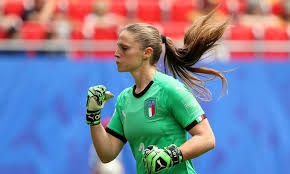Tutto su laura giuliani, portiere della juventus, impegnata ora con la ecco chi è attraverso alcune curiosità che la riguardano: Italia Femminile Fuori Dal Mondiale Il Commovente Post Di Giuliani Foto Ilbianconero Com