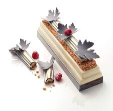 Chef Julien Alvarez The Peninsula Paris Buche De Noel Christmas Leaves Sable Croustillant Noix D Presentation Dessert Desserts Fantaisie Buche De Noel
