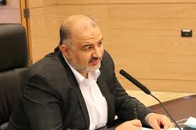 وبرزت خلافات منصور عباس مع باقي مكونات القائمة المشتركة بعد اتهامه بالتقرب من زعيم حزب الليكود رئيس الوزراء الحالي بنيامين نتنياهو، وهو ما نفاه في أكثر من مناسبة. Ø¹Ø¶Ùˆ ÙÙŠ Ø§Ù„Ù…Ø´ØªØ±ÙƒØ© Ù‚Ø¯ Ø§ØµÙˆØª Ù„ØµØ§Ù„Ø­ Ø¹Ø¯Ù… Ù…Ø­Ø§ÙƒÙ…Ø© Ù†ØªÙ†ÙŠØ§Ù‡Ùˆ Ø±Ø§Ù… Ø§Ù„Ù„Ù‡