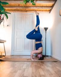 To do tripod headstand, begin on the hands and knees then bring the forearms to the mat. Kopfstand Lernen In 9 Einfachen Schritten Regina Engelhardt
