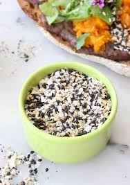 Black And White Bagel Everything Bagel Seasoning Mix Recipe Black And White Sesame Seeds Poppy Onion Flakes Garlic And Sea Salt Veggiesociety Com Ve Food Recipes Everything Bagel Fun Easy Recipes