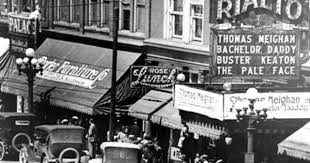 500 Block Of Main Street 1922 Where The Johnson Building Stands 2012 This Photo Shows The Rialto And Porter Furni Racine Wisconsin Rialto Wisconsin Green Bay