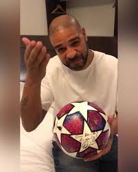 É assim que o imperador vive hoje, nem cavalo aguenta! Adriano Imperador