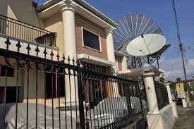 Beberapa warganet bahkan mengaitkan banyaknya parabola di rumah roy suryo itu digunakan untuk berkomunikasi dengan alien, termasuk akun veronica koman. Potret Rumah Roy Suryo Bertabur Parabola Kumparan Com