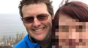 Papà di 37 anni gioca in mare con i tre figli, un'onda gli rompe il collo e  lo uccide