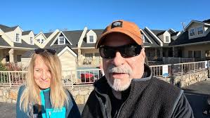 Gatlinburg: Bennett's Pit BBQ & Econo Lodge King Room