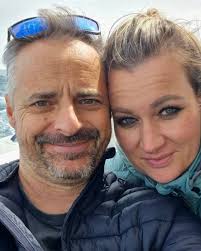 Ženska se poroči z moškim, s katerim si želi preživeti življenje. Moški se  poroči z žensko, brez katere si življenja ne predstavlja. Z Anjo je  življenje lahkotno. Ko prideva domov, se tudi