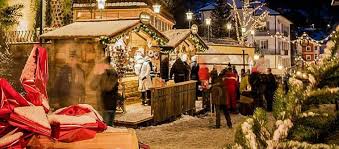 Il negozio si estende lungo oltre 600 mq interamente dedicati alle più belle decorazioni natalizie, provenienti da tutto il mondo. Santa Claus Village La Fiaba Da Non Dimenticare Vero Babbo Natale