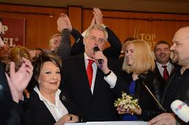 Tak a teď aspoň vidíš, jirko, že ještě těžší, než zvolit miss moskva, je rozesmát nafoukanou slepici, nedej bože princeznu. Milos Zeman Na Podium Misto Manzelky Privedl Bohdalovou A Dceru Katerinu Blesk Cz