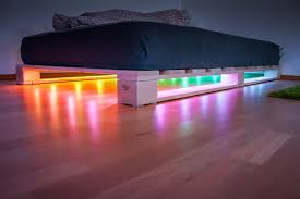 Unterbodenbeleuchtung Mit Intelligenten Leds Sk6812 Arduino Kurm De Palettenbett Diy Mobel Bett Mobel Aus Paletten