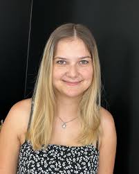 Ein deutliches Beispiel wie krass die Haarfarbe deine Haut-und Augenfarbe  beeinflussen kann! Wir liebeeeen es 🫶🏼☀️🧡 Arbeit von Larissa ☀️ #wella  #wellahair #wellaeducation #wellaprofessional #kolestonperfect #blondorplex  #colorfreshmask #ghd ...