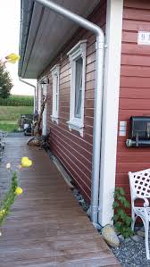 eine nicht alltagliche losung unsere bauherrschaft hat sich dazu entschieden den zuweg zur haustur mit einem holzsteg zu g schwedenhaus kleine hausideen haus