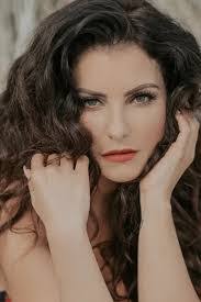 Laura Faul's Instagram, Twitter & Facebook