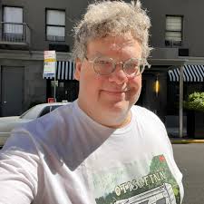 Quick question! If wanting to go to a cafe closer to the water are there  any stairs around here to go down to them or do you have to walk to the