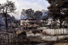 Οι πυροσβέστες θέτοντας τη ζωή τους σε κίνδυνο ρίχτηκαν στη μάχη με τη φωτιά. Kammena Spitia Kai Barkes Afhnei Pisw Ths H Fwtia Pantoy Staxth Pics Debater
