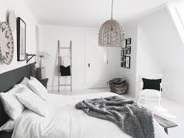 rustige slaapkamer in zwart wit hout de zwarte lambrisering maakt het stoer de houten rieten slaapkamer zwart bed rustige slaapkamer interieur slaapkamer