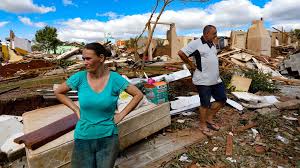 População avalia danos após tornado
