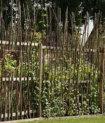 25 Ideas For Decorating Your Garden Fence Diy Naturzaun Gartenspaliere Sichtschutz Garten