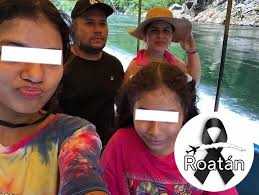 Un menor juega a tarzan, entre las hojas de una palmera, en el Parque  Municipal de La Ceiba. Un momento de cómo era esta plaza pública hace unas  cuatro décadas en la