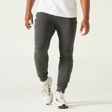 Découvrez l'aspect denim authentique avec la texture d'un pantalon de jogging. Jogginghose Slim Fitness Herren Nyamba Decathlon
