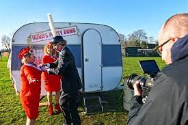 2008 yılında van hooijdonk, dolandırıcıların kurbanı oldu ve kendisinin var olmayan bir çin tekstil şirketine yatırım yaptığı için 2.000.000 £ kaybettiğini bildirdi. Pierre Van Hooijdonk Bij The Voice Of Turky En Huub Hangop Heeft Nieuwe Carnavalskraker Regio Ed Nl