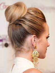 I capelli si estendono verso l'alto nella parte anteriore, coprono l'orecchio e si . Chignon Capelli Medi Normale