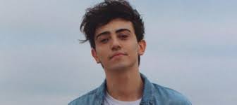 «michele siamo tutti con te». Maria De Filippi Vicino A Michele Bravi Fashionchannel