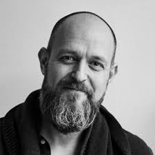 Alle burde læse denne bog! Sådan tænkte jeg både under og efter jeg læste  Jason Hickels fantastiske bog “Less is More