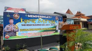 Check spelling or type a new query. Kapolresta Mojokerto Beri Penghargaan Ustadz Asal Papua Di Acara Isra Miraj Divisi Humas Polri