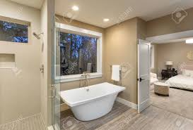 Der großzügige schnitt ihrer ferienwohnung in binz mit zwei schlafzimmern und zwei bädern ist ideal für den urlaub mit familie, mit freunden, aber auch zu. Schone Master Bad Mit Badewanne Und Dusche In Neuen Luxus Haus Mit Blick Auf Schlafzimmer Lizenzfreie Fotos Bilder Und Stock Fotografie Image 50834114