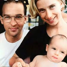 A canção "Uma Brasileira" é uma homenagem a Lucy Vianna, casada com o  músico até a sua morte, em acidente de ultraleve em 2001, que também deixou  o cantor paraplégico. “O meu