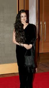 Rekha mentioned how happy she was to hear about neha's wedding and decided to get her a rekha gifted a beautiful kanjivaram saree to neha. Rekha Is Back In Mumbai After Plastic Surgery In Paris The Lady Is 64 Years Old Now Look At Her Unbe Rekha Actress Beautiful Indian Actress Girl Boss Style