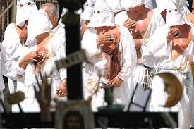 Guardia sanframondi è stata sempre un paese singolare: La Processione Dei Battenti Magia E Tradizione A Guardia Sanframondi Con I Riti Settennali