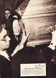 بديعه مصابنى أثناء جنازه الفنان نجيب الريحانى و قدموا معا احلى المسرحيات فى فتره العشرينات الثلاثنيات egypt history egyptian history old egypt