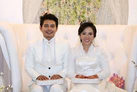 Pelakon lelaki malaysia vs pelakon lelaki korea. Siapa Mereka 6 Pasangan Artis Malaysia Isteri Lebih Tua Dari Suami Murai My
