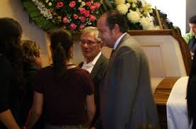Armando (rodrigo bastidas), el único de los hijos de don ángel que está casado al inicio de la historia, sufre una grave crisis matrimonial cuando pierde su trabajo y debe regresar con su hijo, andresito, (josé jiménez) y su esposa, consuelo (viviana rodríguez), a la casa familiar. La Jornada A Soraya Le Costo Caro Ser Una Leyenda Dijo Su Hermano Jose Luis