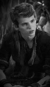 Pan Robbie Kay On Once Upon A Time Peter Pan Fanfiction Peter Pan Ouat Robbie Kay Peter Pan