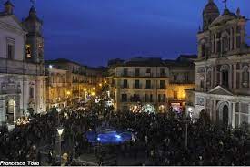 Ogni vara esposta il giovedì santo la mattina per i vari quartieri di caltanissetta, verrà addobbata con fiori e luci pronte. Mostre La Settimana Santa Di Caltanissetta Rivive Ne I Colori Del Lutto Tfn
