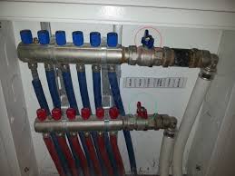 Merhaba bi sorum olacaktı peteklerin başına geçtiğimizde üst ve alt kısım sağa doğrumu açık oluyor sola doğrumu birde banyodaki petek çalışmıyor hiç ısıtmıyor havasınıda aldım yine ısıtmıyor ve mutfak oturma odası koridor çocuk odasının petekleri açık salon ve yatak odasının petekleri kapalı banyoda. Yerden Isitma Sistemi Acil Yardim Lutfen