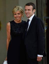 Brigitte Macron Son Evolution Coiffure En Images Cheveux Mi Long Coiffure Brigitte Macron