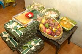 Hantaran lamaran merupakan wujud penghormatan dan perkenalan pihak keluarga besar mempelai pria kepada pihak keluarga besar mempelai wanita. 6 Daftar Persiapan Lamaran Dari Pihak Lelaki Sebelum Datang Ke Rumah Calon Mertua