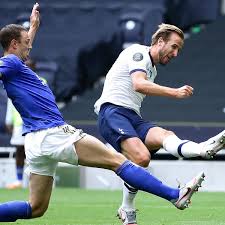 Tottenham striker harry kane slotted in the opener for his side against leicester. Harry Kane Double Lifts Tottenham And Dents Leicester S Top Four Hopes Premier League The Guardian