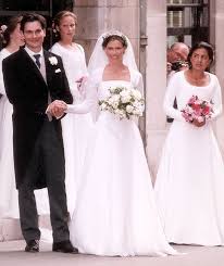 Lady Sarah Chatto Nee Armstrong Jones On Her Wedding Day Nice Simple Dress Royal Wedding Gowns Royal Wedding Dress Royal Brides