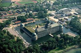 Vadstena är en liten stad vid vättern i östergötland, sverige. Vadstena Slott Sverige